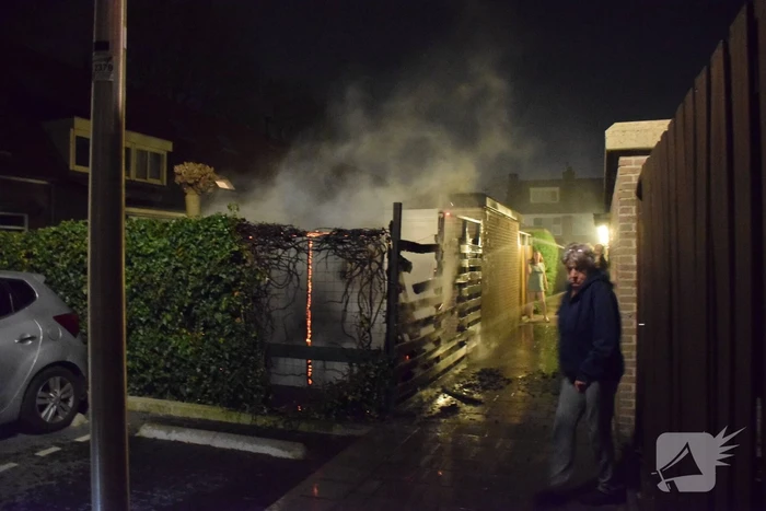 Buurtbewoners blussen brandende schutting, brandstichting mogelijke oorzaak