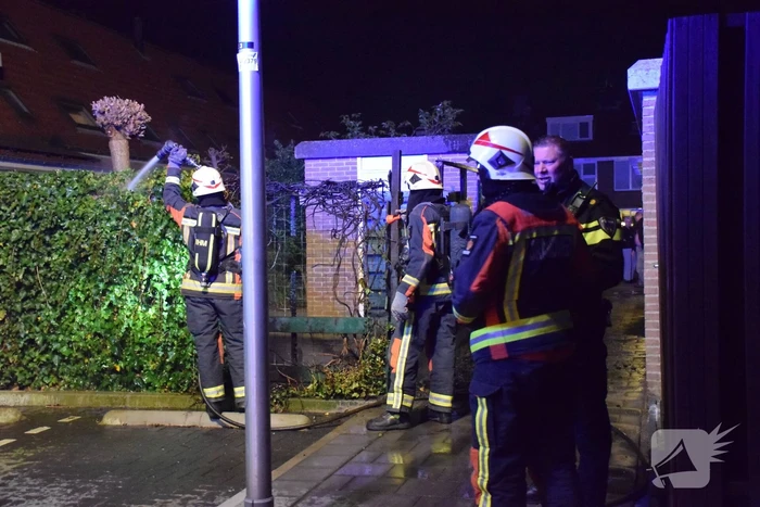 Buurtbewoners blussen brandende schutting, brandstichting mogelijke oorzaak