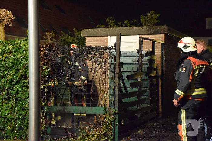 Buurtbewoners blussen brandende schutting, brandstichting mogelijke oorzaak
