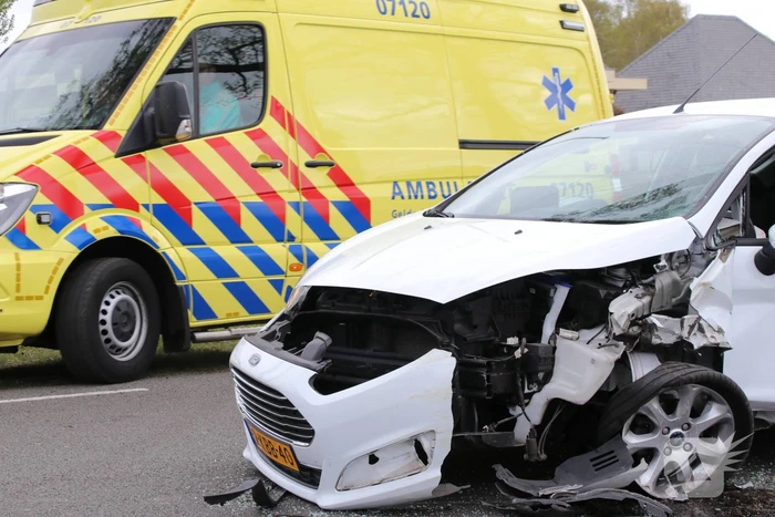 Automobilist botst tegen boom