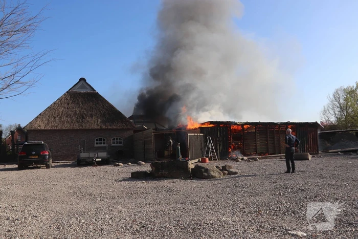 Uitslaande brand in schuur