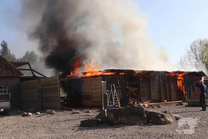 Uitslaande brand in schuur