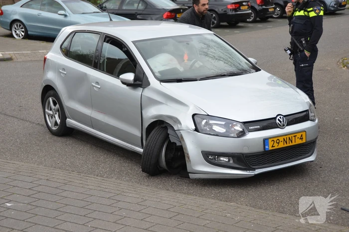 Auto rijdt door na aanrijding