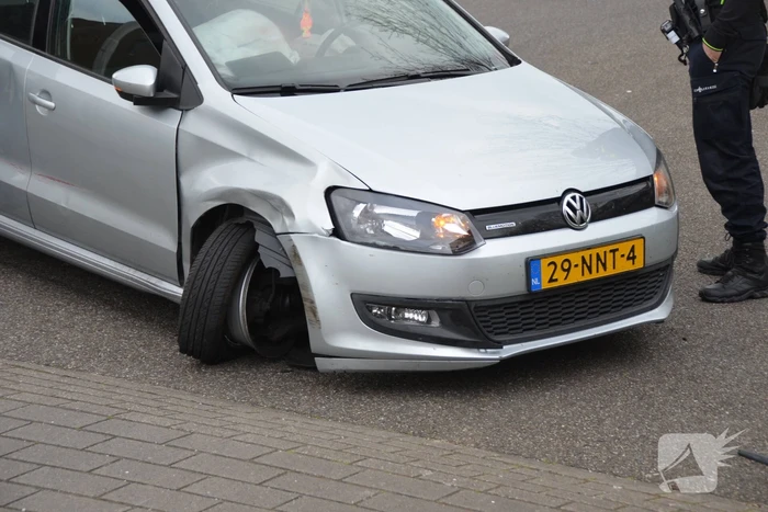 Auto rijdt door na aanrijding