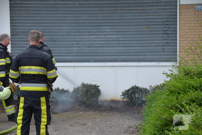 Planten bij kantoor vatten vlam