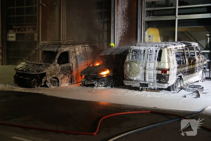 Meerdere voertuigen in brand tegen gevel bedrijfspand
