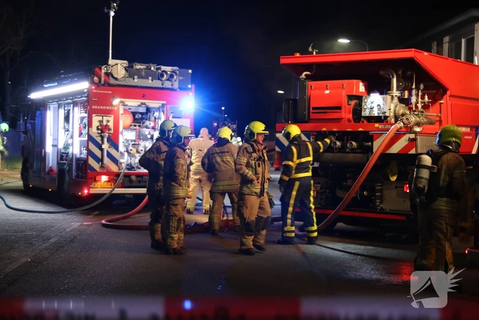 Meerdere voertuigen in brand tegen gevel bedrijfspand