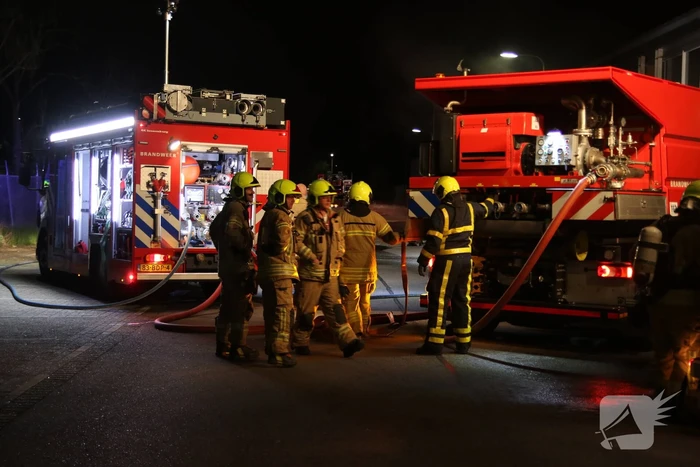 Meerdere voertuigen in brand tegen gevel bedrijfspand