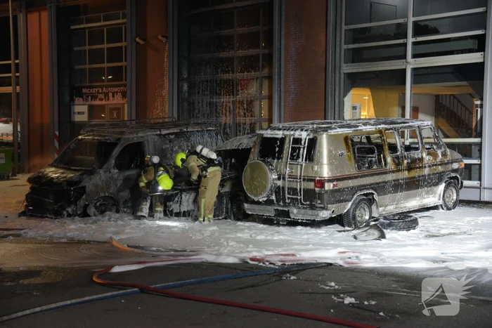 Meerdere voertuigen in brand tegen gevel bedrijfspand