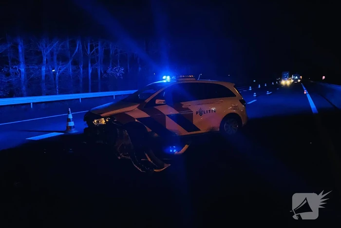 Politieauto total-loss na aanrijding op snelweg