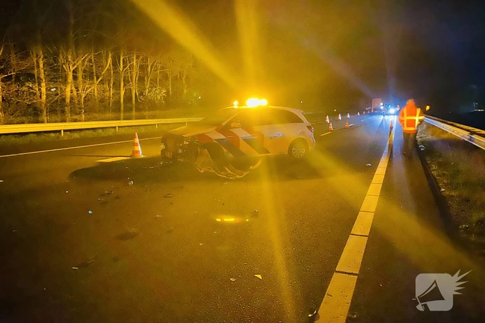 Politieauto total-loss na aanrijding op snelweg