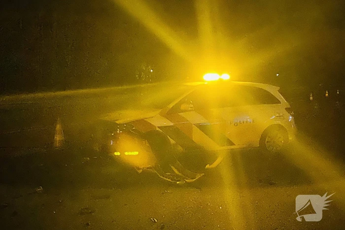Politieauto total-loss na aanrijding op snelweg