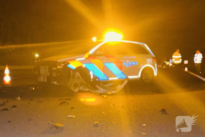 Politieauto total-loss na aanrijding op snelweg