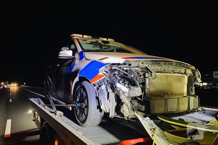 Politieauto total-loss na aanrijding op snelweg