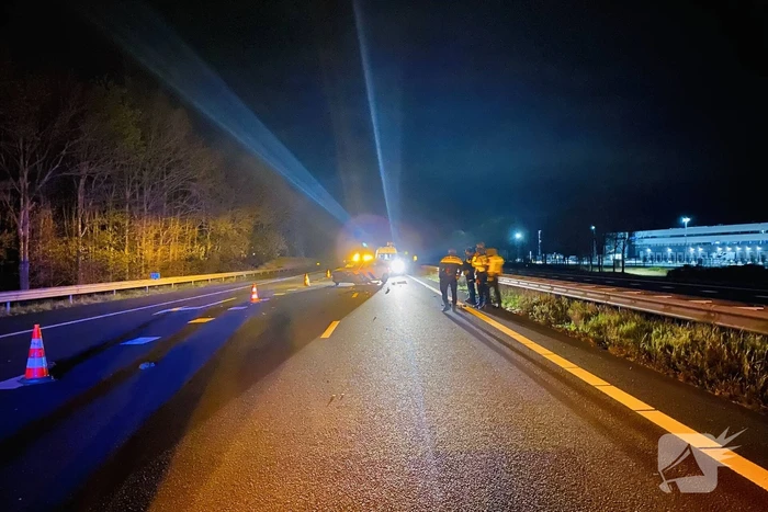 Politieauto total-loss na aanrijding op snelweg