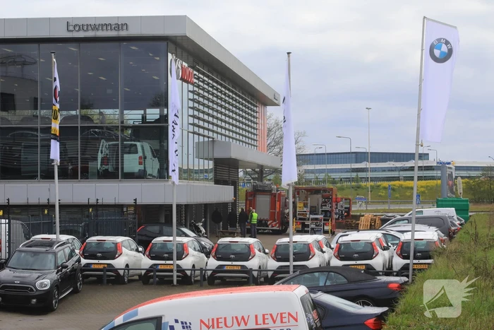Auto dreigt van hefbrug Toyota Louwman af te vallen