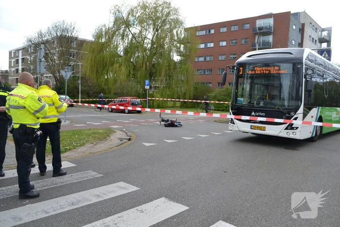 Zwaar letsel na ongeval tussen bus en brommer