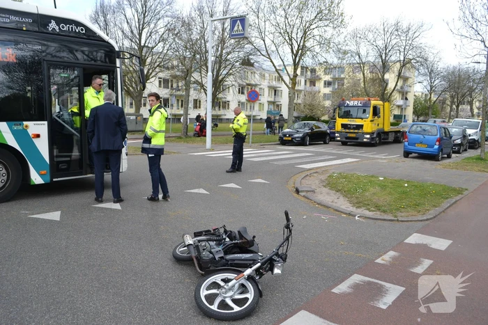Zwaar letsel na ongeval tussen bus en brommer