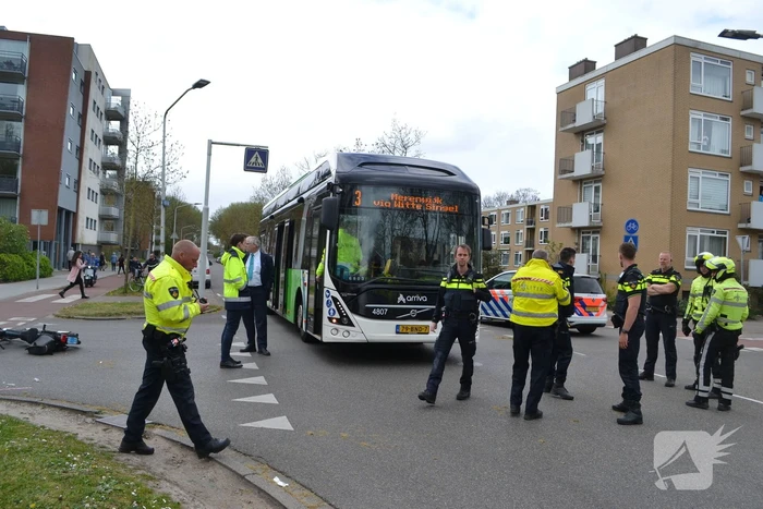 Zwaar letsel na ongeval tussen bus en brommer