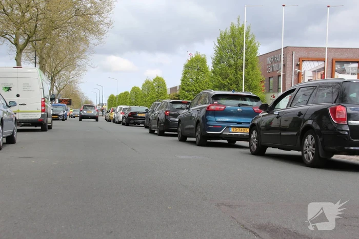 Enorme rij wachtende auto's voor vuilstort