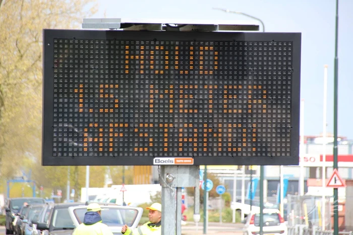 Enorme rij wachtende auto's voor vuilstort