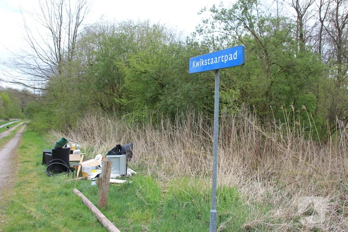 Huisraad gedumpt in bosgebied bij Almeerse Berg