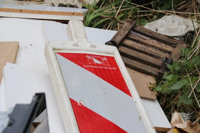 Huisraad gedumpt in bosgebied bij Almeerse Berg