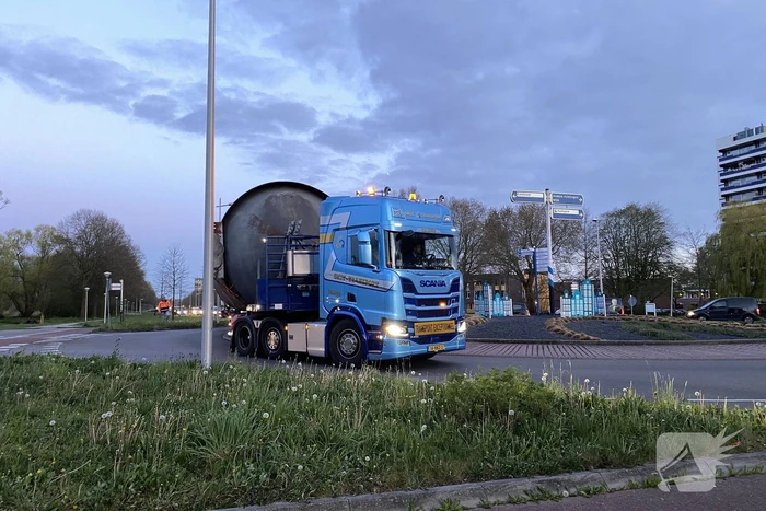 Zwaar transport trekt veel bekijks