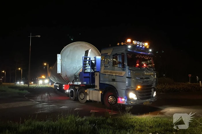 Zwaar transport trekt veel bekijks
