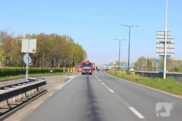 Honderden meters olie door kapotte vrachtwagen