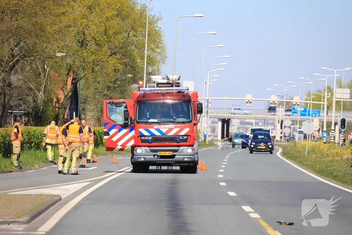 Honderden meters olie door kapotte vrachtwagen
