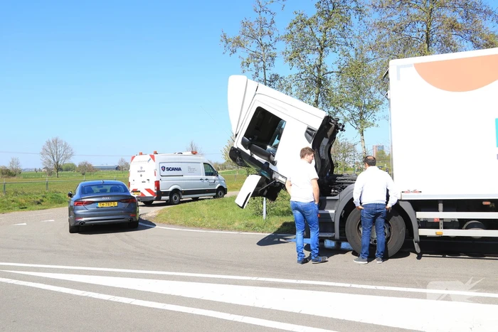Honderden meters olie door kapotte vrachtwagen