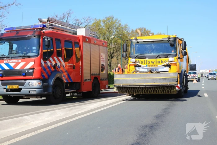 Honderden meters olie door kapotte vrachtwagen