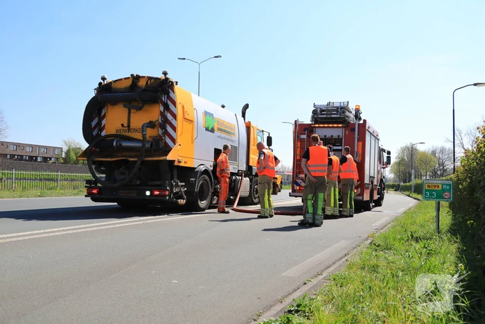 Honderden meters olie door kapotte vrachtwagen