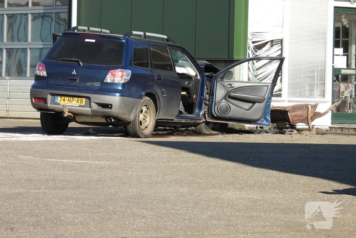 Auto knalt tegen loods