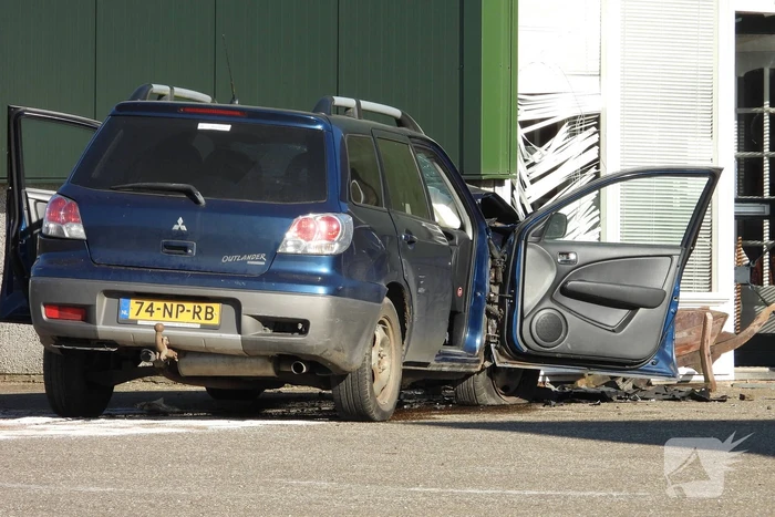 Auto knalt tegen loods