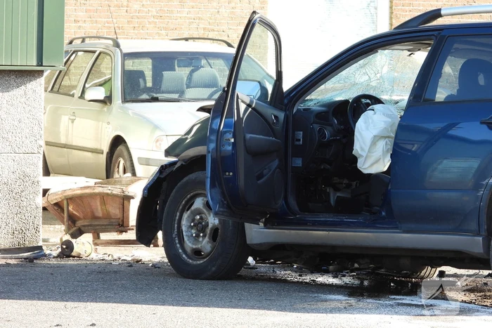 Auto knalt tegen loods