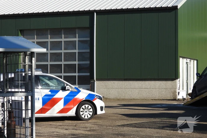 Auto knalt tegen loods