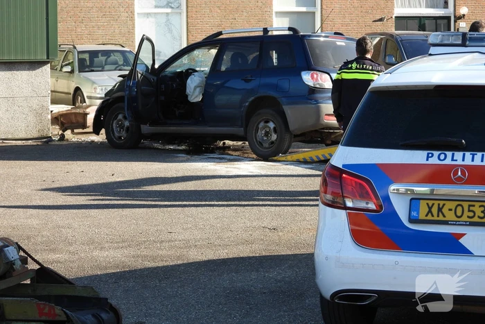 Auto knalt tegen loods
