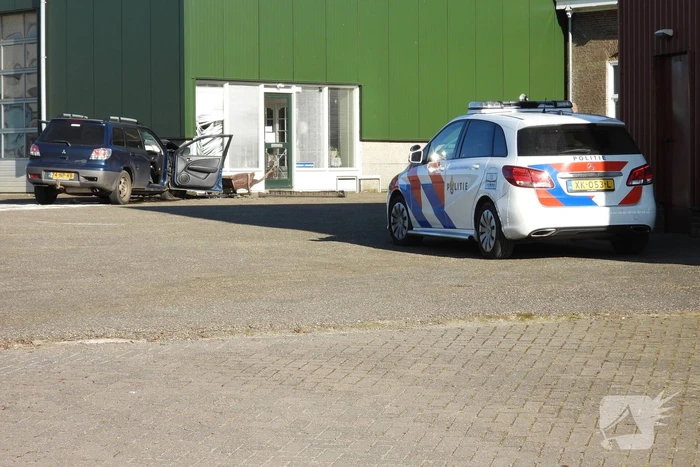 Auto knalt tegen loods