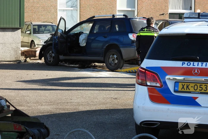 Auto knalt tegen loods