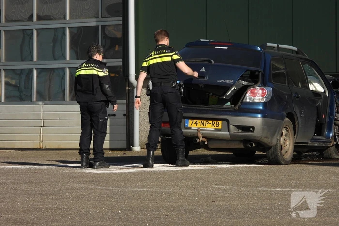 Auto knalt tegen loods