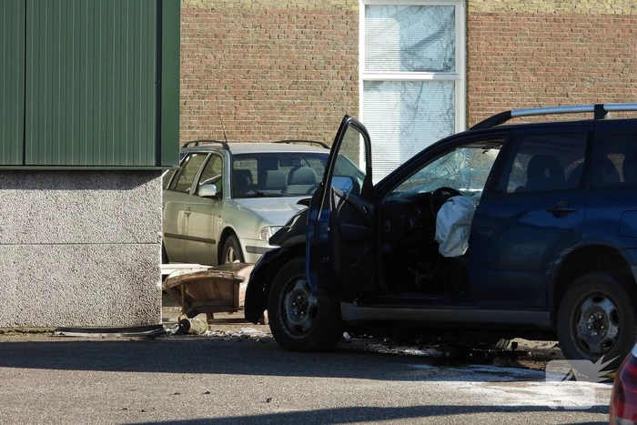 Auto knalt tegen loods