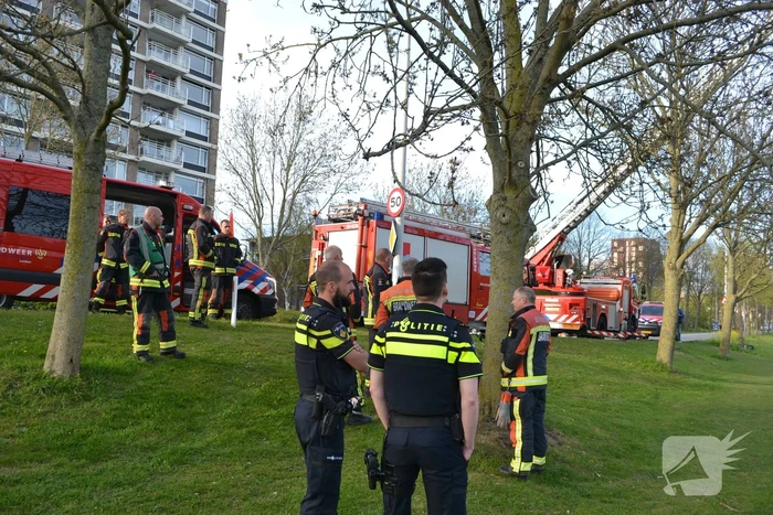 Buurtbewoner belt 112 om een persoon te water