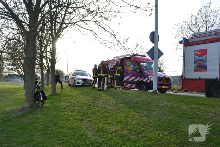 Buurtbewoner belt 112 om een persoon te water