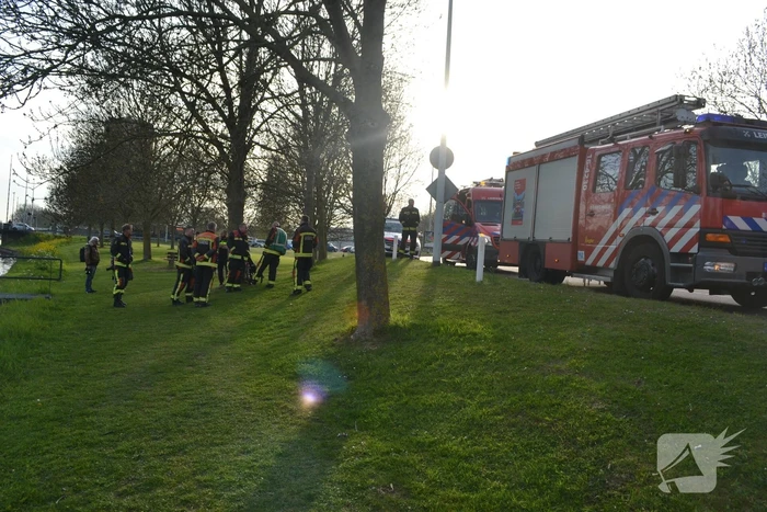 Buurtbewoner belt 112 om een persoon te water