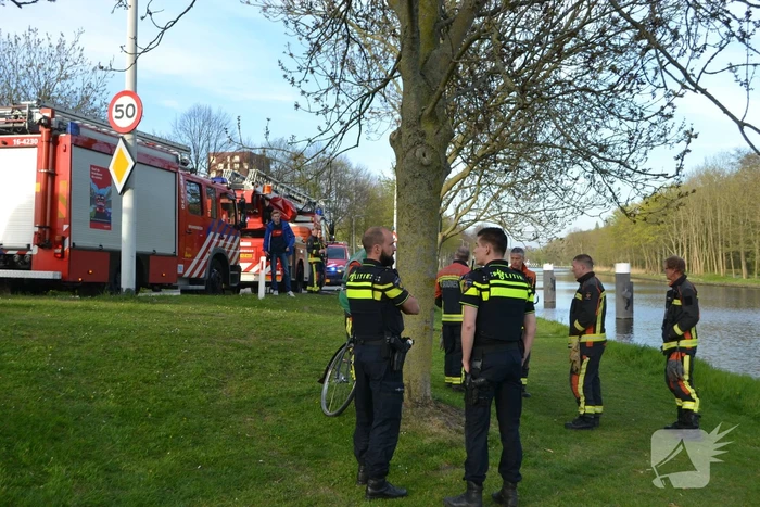 Buurtbewoner belt 112 om een persoon te water