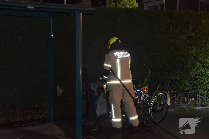 Bank en prullenbak in brand gestoken