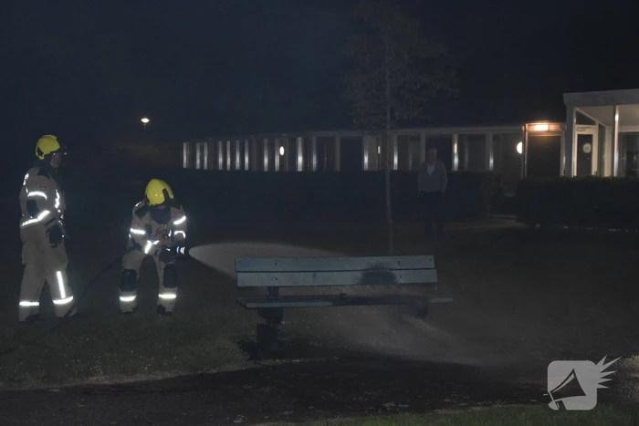 Bank en prullenbak in brand gestoken
