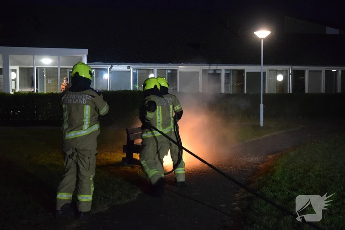 Bank en prullenbak in brand gestoken